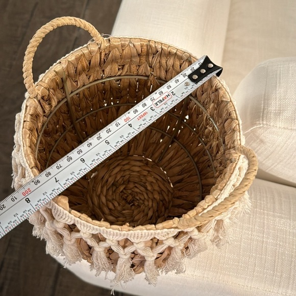 NWOT STRAW BASKET - Picture 6 of 17